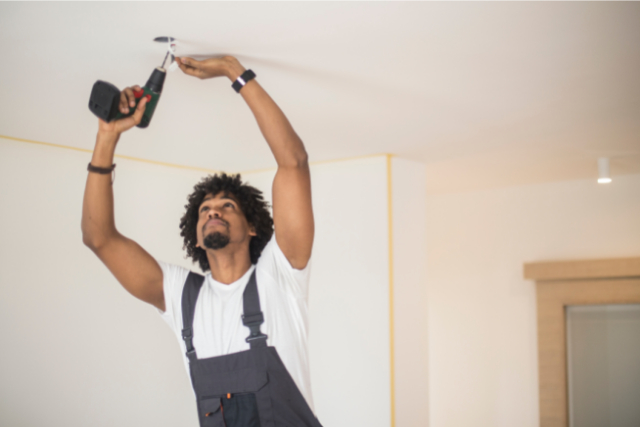 Costa Mesa Handyman worker